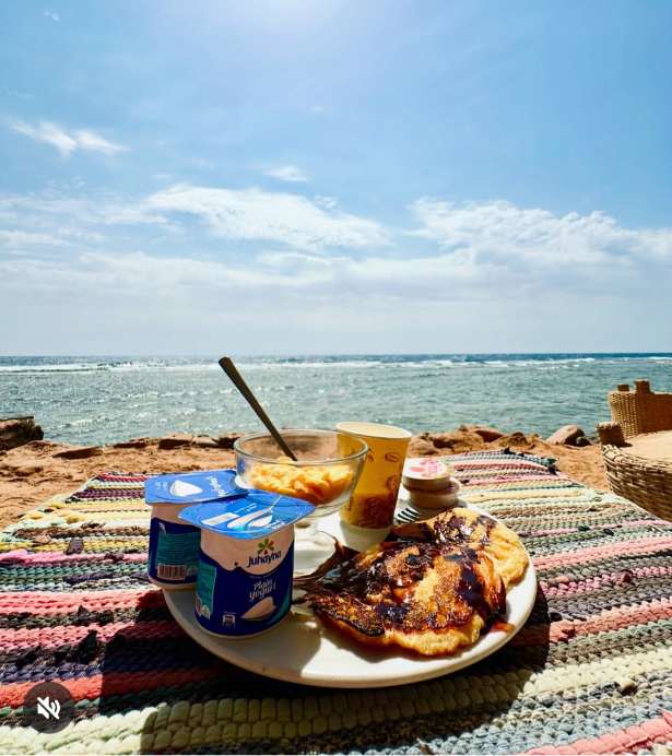 وجبة إفطار لمحمود على الشاطئ